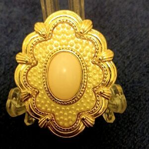 Avon Vintage, Elegant Gold and Cream Women's Brooch/Pin Cabochon Pink Oval Stone